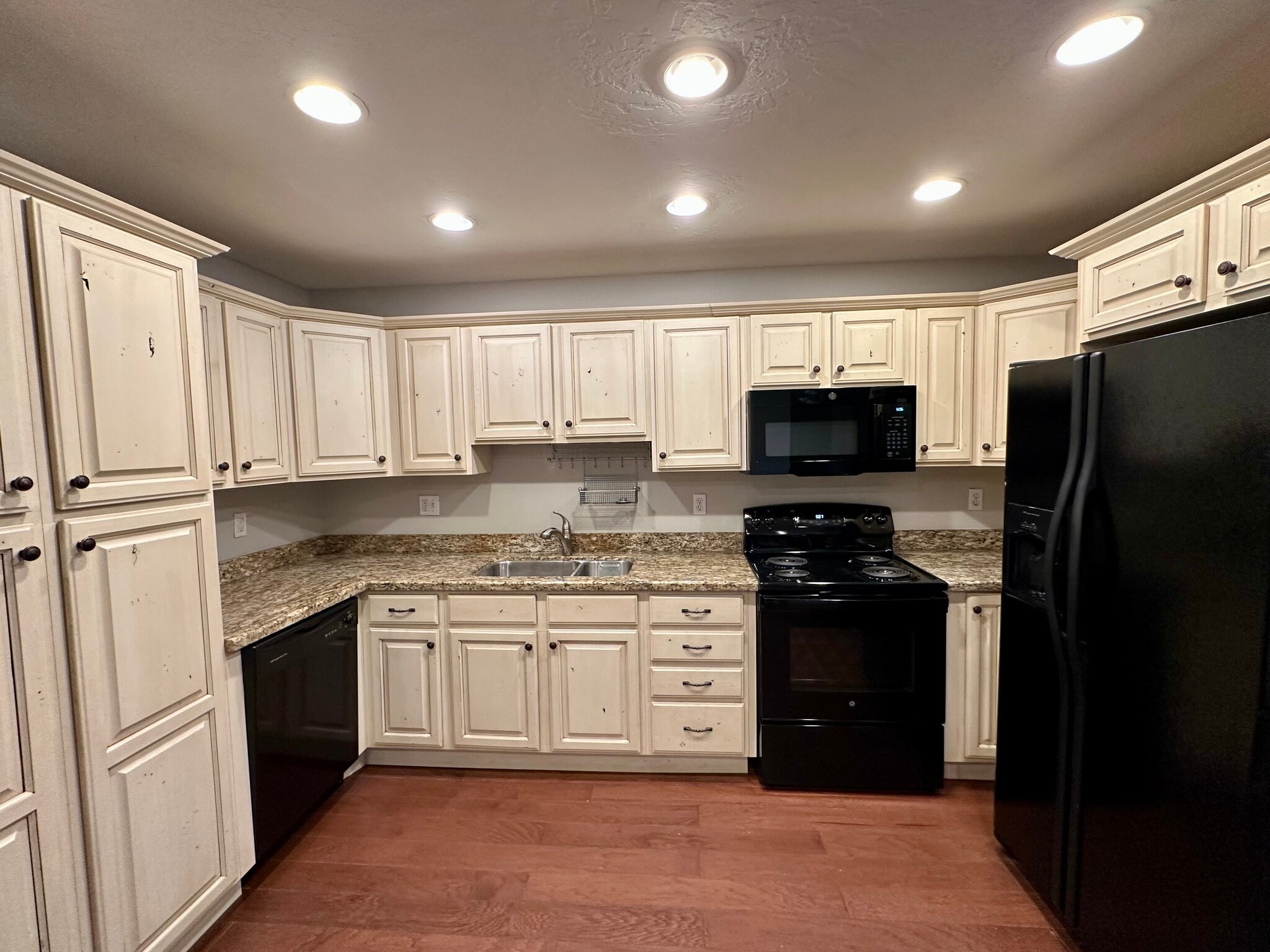 Kitchen - granite countertop, great storage - 73 F St E