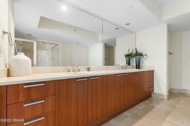 Building Photo - 231 Riverside Dr