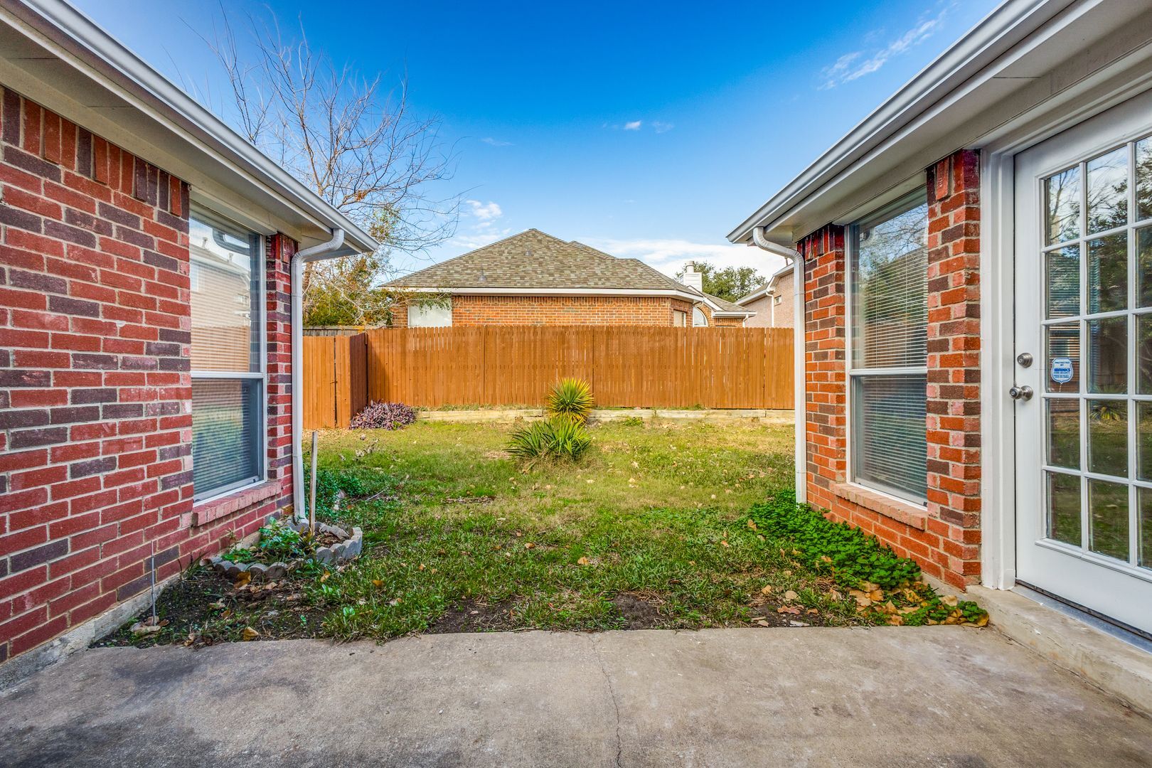 Building Photo - 2317 Suntree Ln