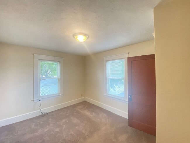 Building Photo - 16 Linwood St