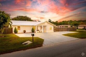 Building Photo - Charming 3bed with Huge Fenced Yard