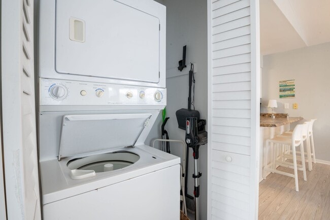 Building Photo - FURNISHED OFF-SEASON MONTHLY RENTAL - AVAILABLE MID-SEPT '27
