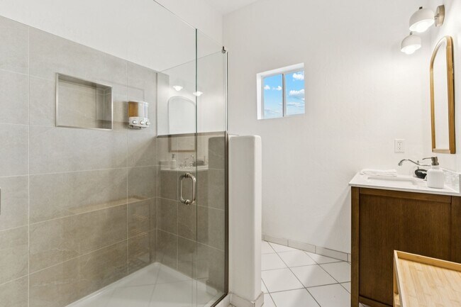 Building Photo - 2929 N 55th Pl