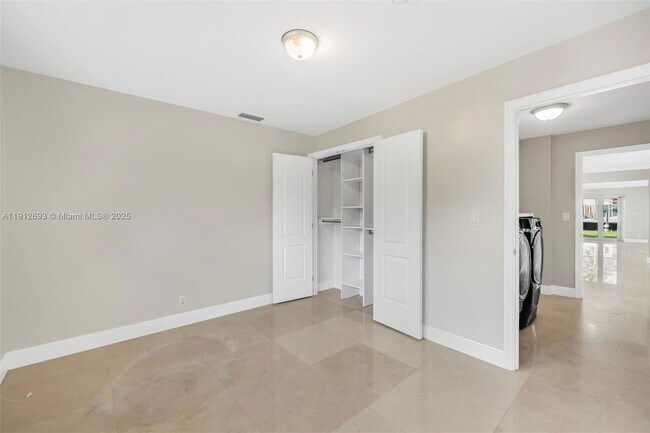 Building Photo - 633 Solar Isle Dr