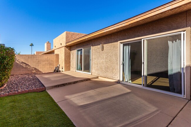 Building Photo - Discover Your Oasis in Scottsdale