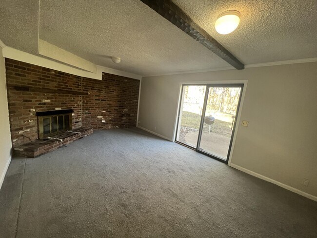 Building Photo - 2900 Moss Spring Dr
