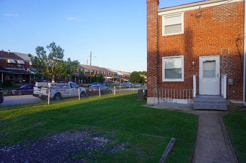 Building Photo - 1900 Ewald Ave