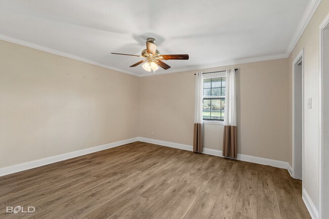 Building Photo - Check Out this 3 bed 2 bath!!