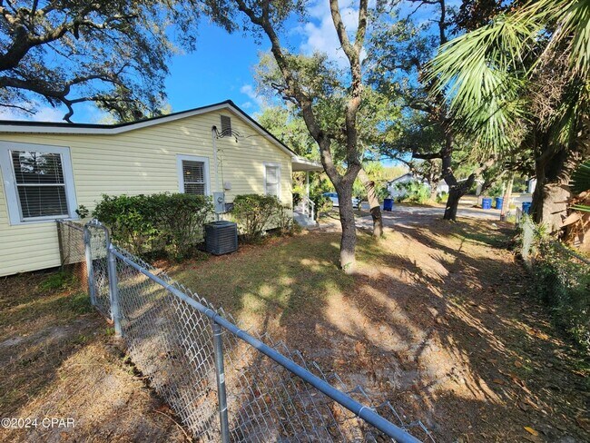Building Photo - Tiny home vibe on a large private lot!!