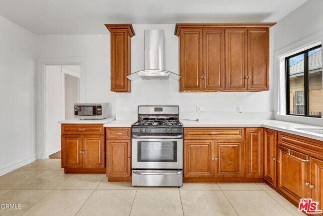 Building Photo - 1492 W 28th St