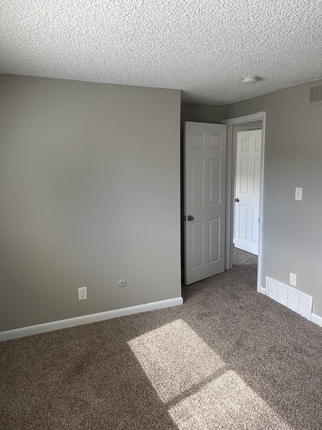 Building Photo - 3 Bedroom 2 Bathroom Condo in Applewood-Move in Ready!