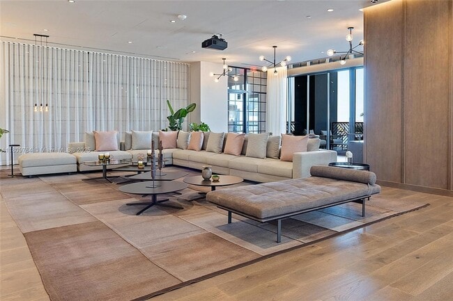 Building Photo - 601 NE 1st Ave