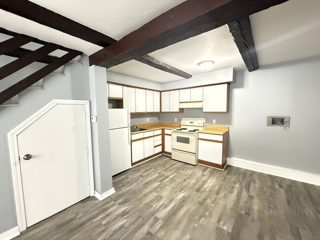 Building Photo - 2 Bedroom 1 Bathroom Townhome