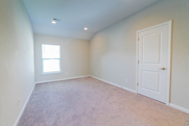 Building Photo - Available Now! ?? ?? ??!