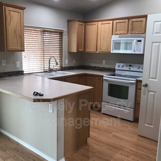 Building Photo - 72 N Pleasant Hill Dr