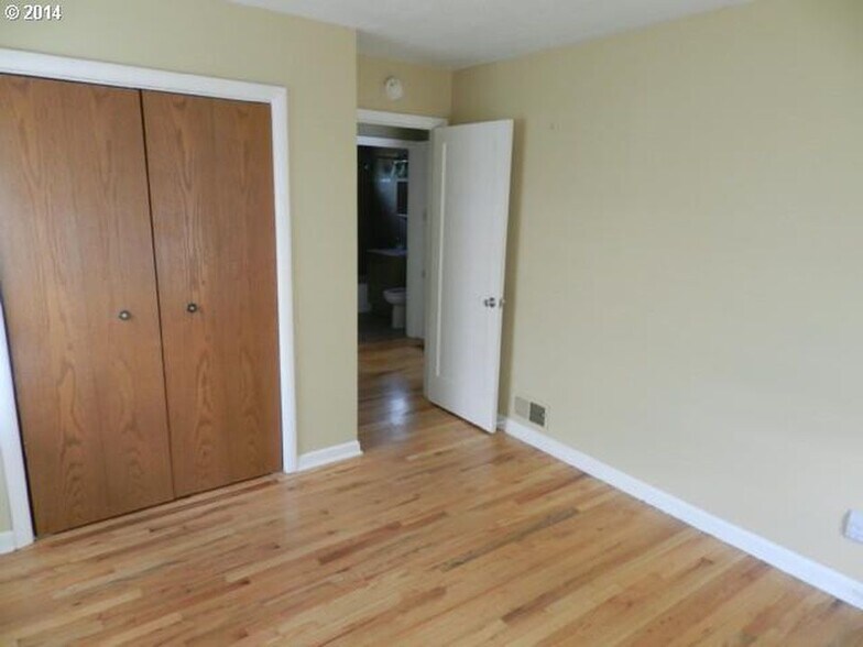 Bedroom 2. Walls have been painted since photo. - 9003 SE Stephens St