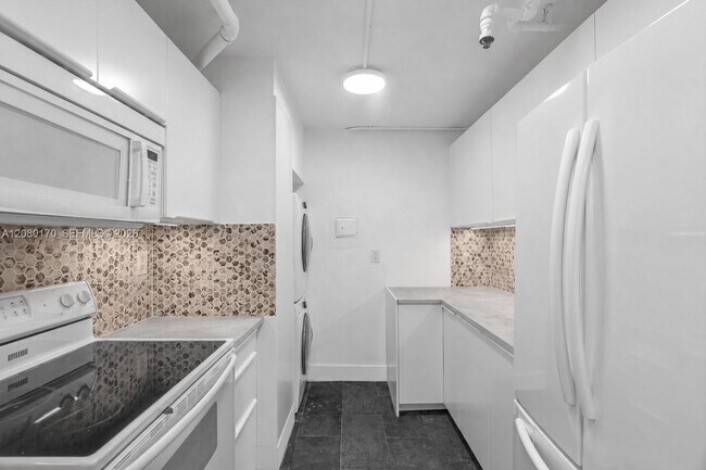 Building Photo - 1717 N Bayshore Dr