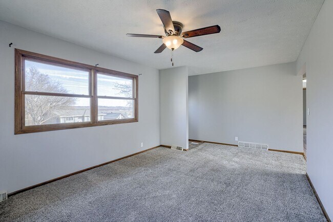 Building Photo - Conveniently Located 3 Bedroom Bellevue Home!!