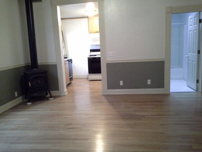 Building Photo - Beautiful Ground Level 1Bed/1Bath with out...