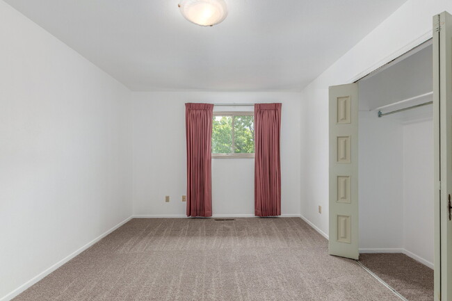 Building Photo - 6724 Knight Dr