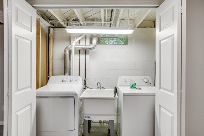 Building Photo - 498 Ann St