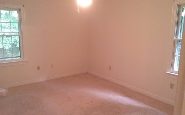 Building Photo - 3 Bedroom 2 bath Brick Ranch on 7.9 Acres ...