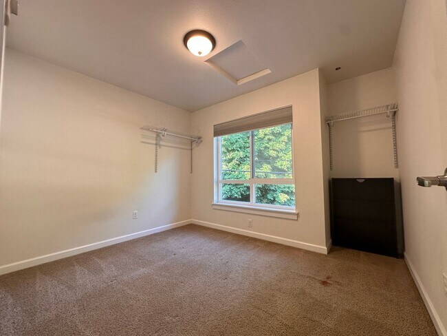 Building Photo - Large UW Townhome available 9/1 for 2025-2...