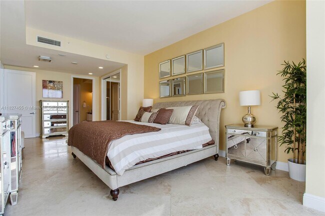 Building Photo - 18101 Collins Ave