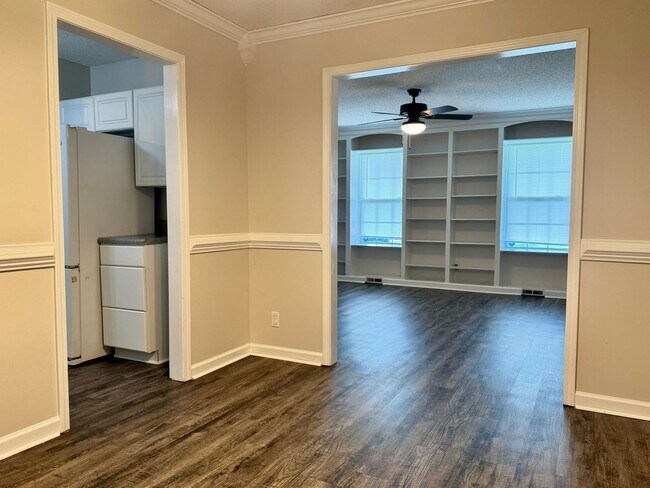 Building Photo - Great Location!!3 Bed/2.5 Bath near exit 1...
