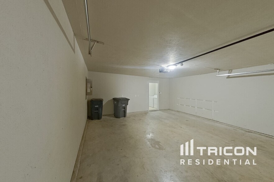 Building Photo - 8769 Garden Springs Dr