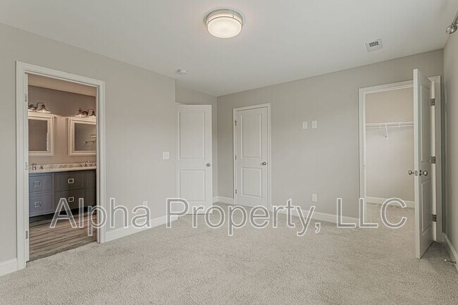 Building Photo - 830 Chartwell Dr
