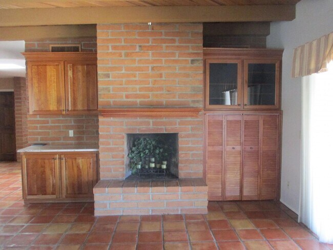 Building Photo - 4 bedroom 2.5 Bath