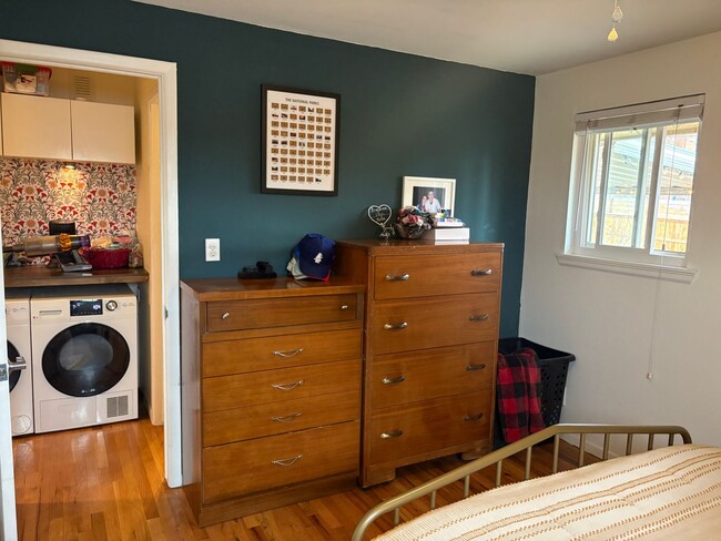 Building Photo - 3 Bed 1 Bath Home W/Large Backyard Walking Distance To Everything.