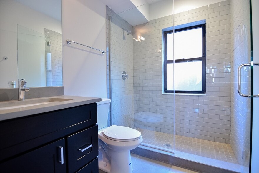 Building Photo - 2215 W Eastwood Ave