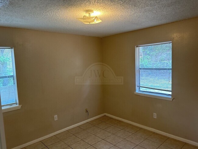 Building Photo - 911 Dryden Ave