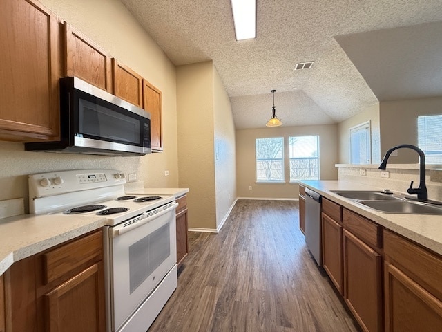 Building Photo - 4 bedroom 2 bath home available for the New Year