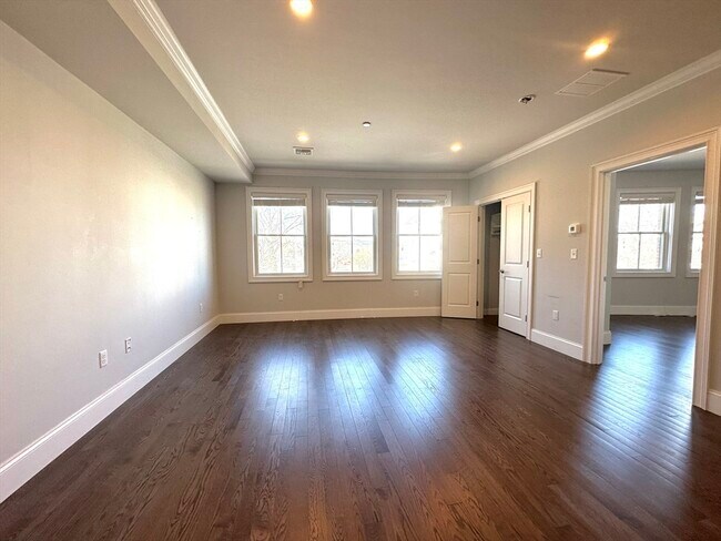 Building Photo - 371 Main St