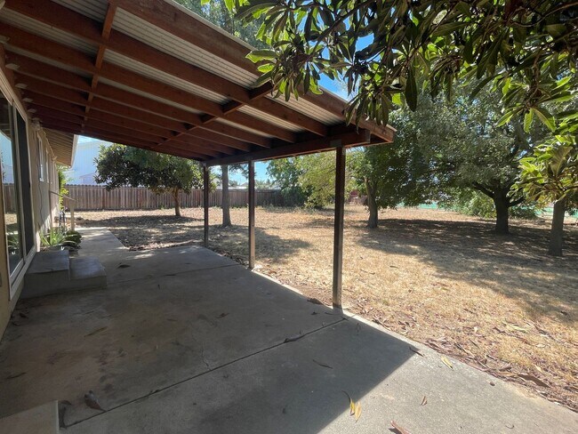 Building Photo - 17695 Laurel Rd