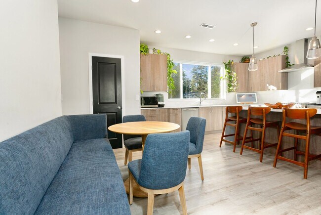 Building Photo - Gorgeous House in a Family-Friendly neighb...