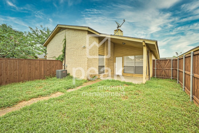 Building Photo - $1,549! 2/Bed1.5Bath duplex in Arlington!