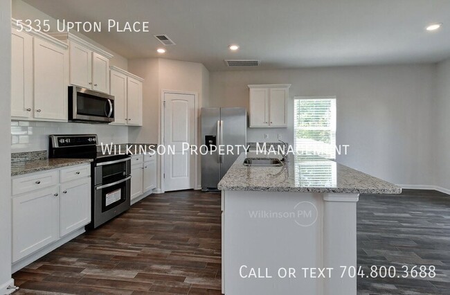 Building Photo - Inviting 3BR/2.5BTH Residence Nestled At T...