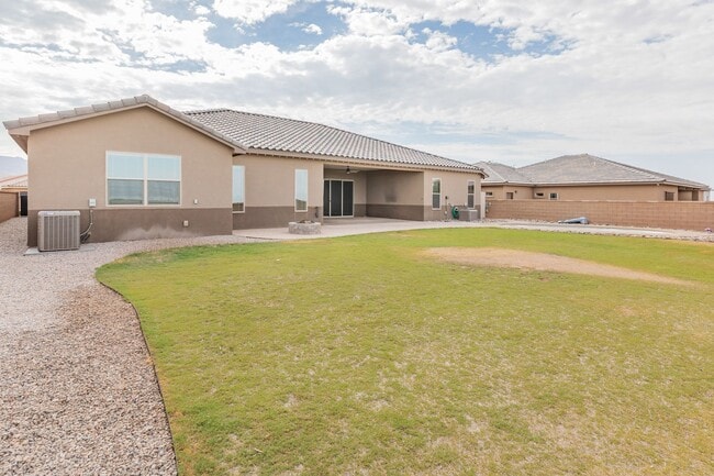 Building Photo - 5 Bedroom Home with a Pool!!!