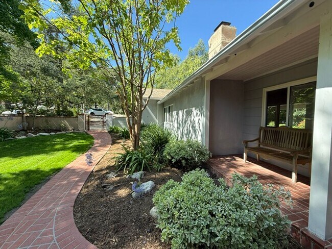 Building Photo - La Cañada Schools-  Family Home - Natural Hardwood, 2 car attached garage, Central A/C, New Appli...