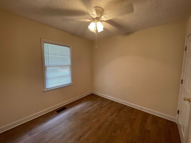 Building Photo - PRE-LEASING FOR JULY 22ND 2026!