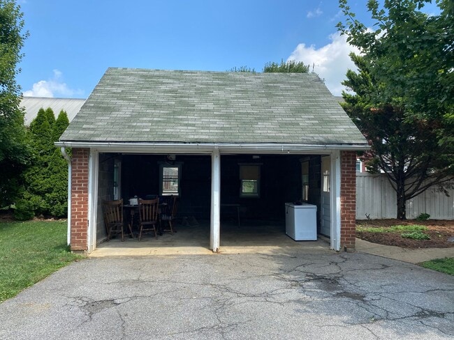 Building Photo - Amazing Cap Cod with 2 BR/ 1.5 BA and Bonu...