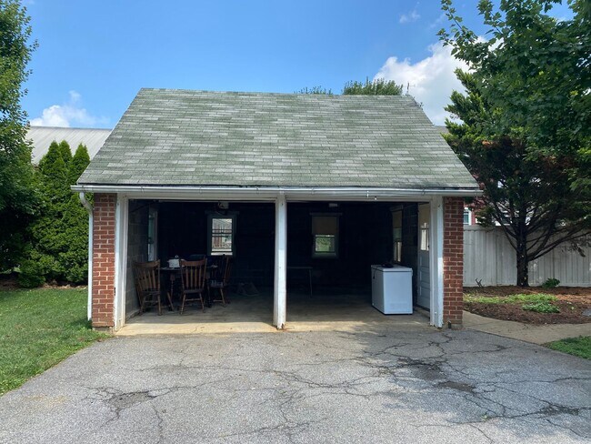 Building Photo - Amazing Cape Cod with 2 BR/ 1.5 BA and Bon...