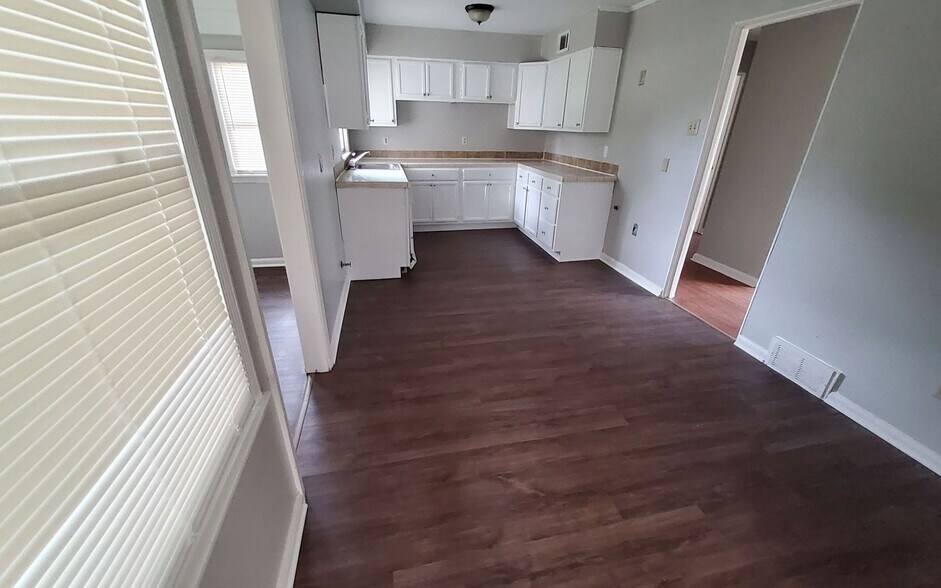 Building Photo - 1253 Dogwood Dr