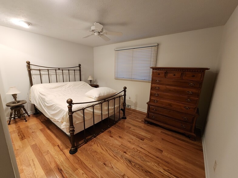 Third bedroom - 20311 Village Green Dr