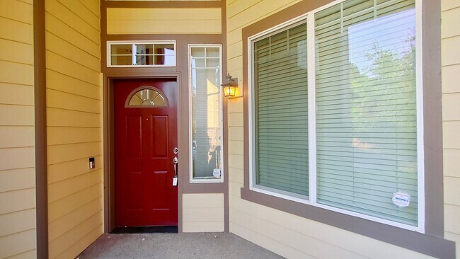 Building Photo - **$1000 OFF FIRST FULL MONTHS RENT**  Gorg...