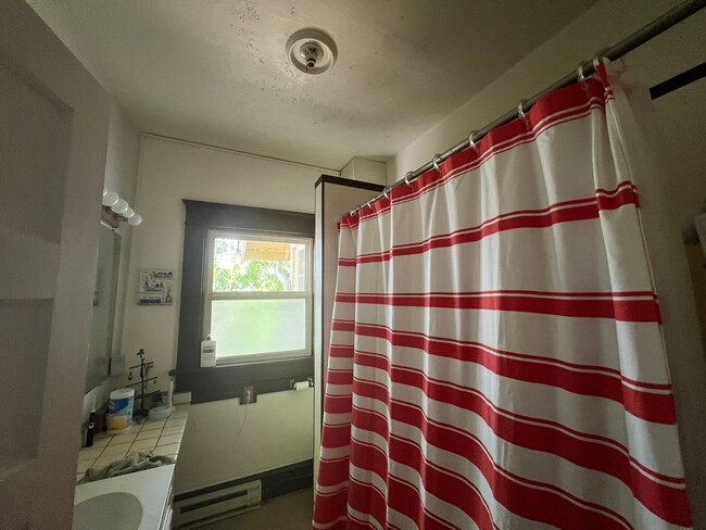 Building Photo - Studio apartment near WWU!
